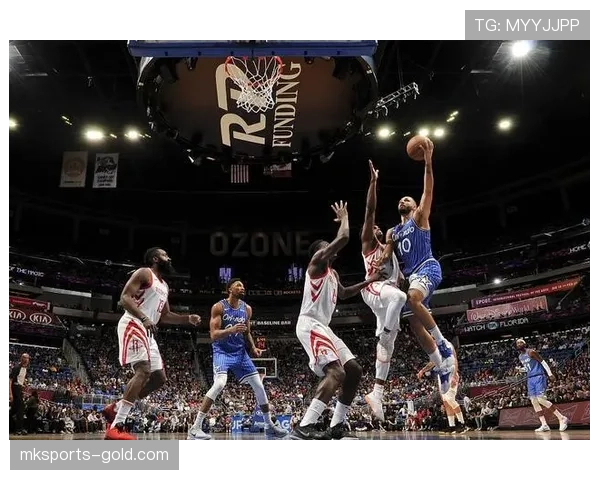 沃尔通过挡拆突破撕裂防线，较保罗更能制造空位